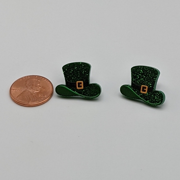 Leprechaun St. Patrick's Day green glitter acrylic stud earrings - Picture 5 of 8